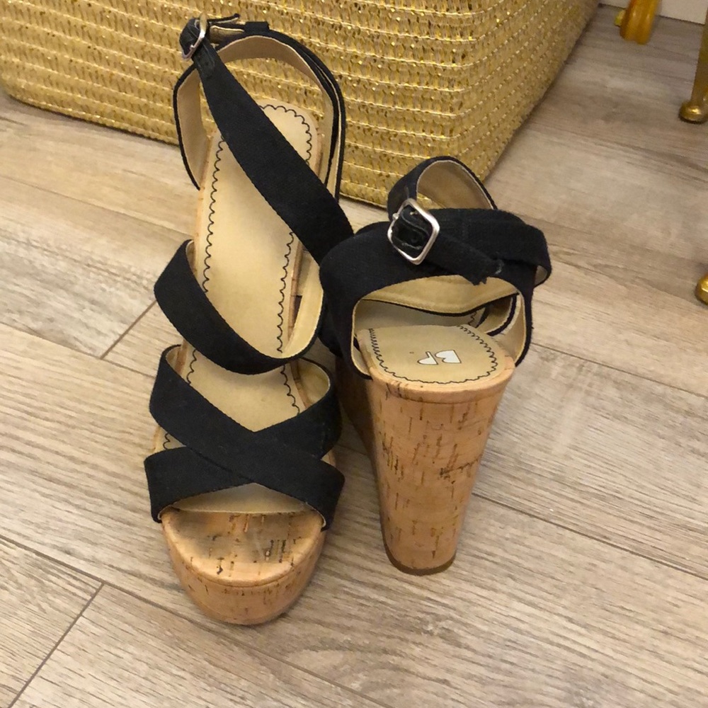 Black wedges